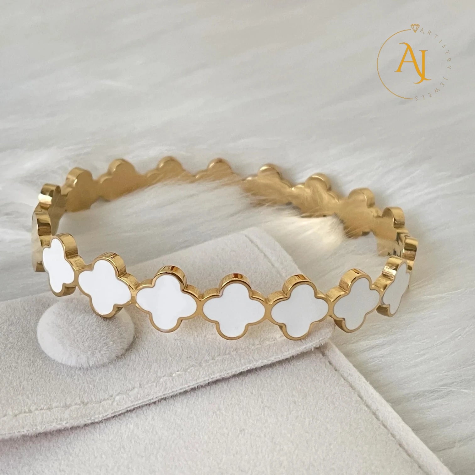 Fleur Blanc Bangle