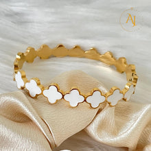 Fleur Blanc Bangle